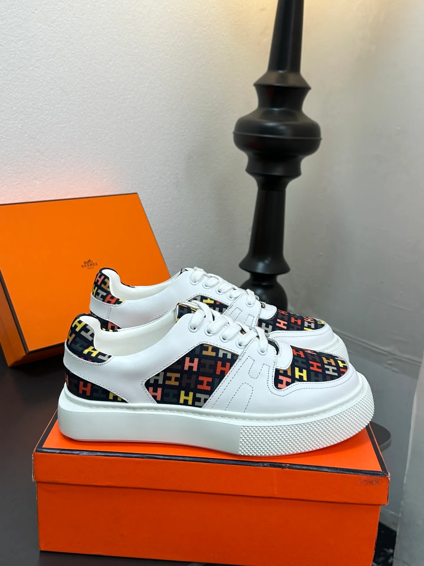 p700💰Men's shoes ❤️❤️Hermes top version# Hermès deep series couple's small white shoes casual skateboard shoes Stylish graphic design to create retro style Upper: cowhide material Lining: sheepskin lining Outsole: TPU outsole Size: 38-45